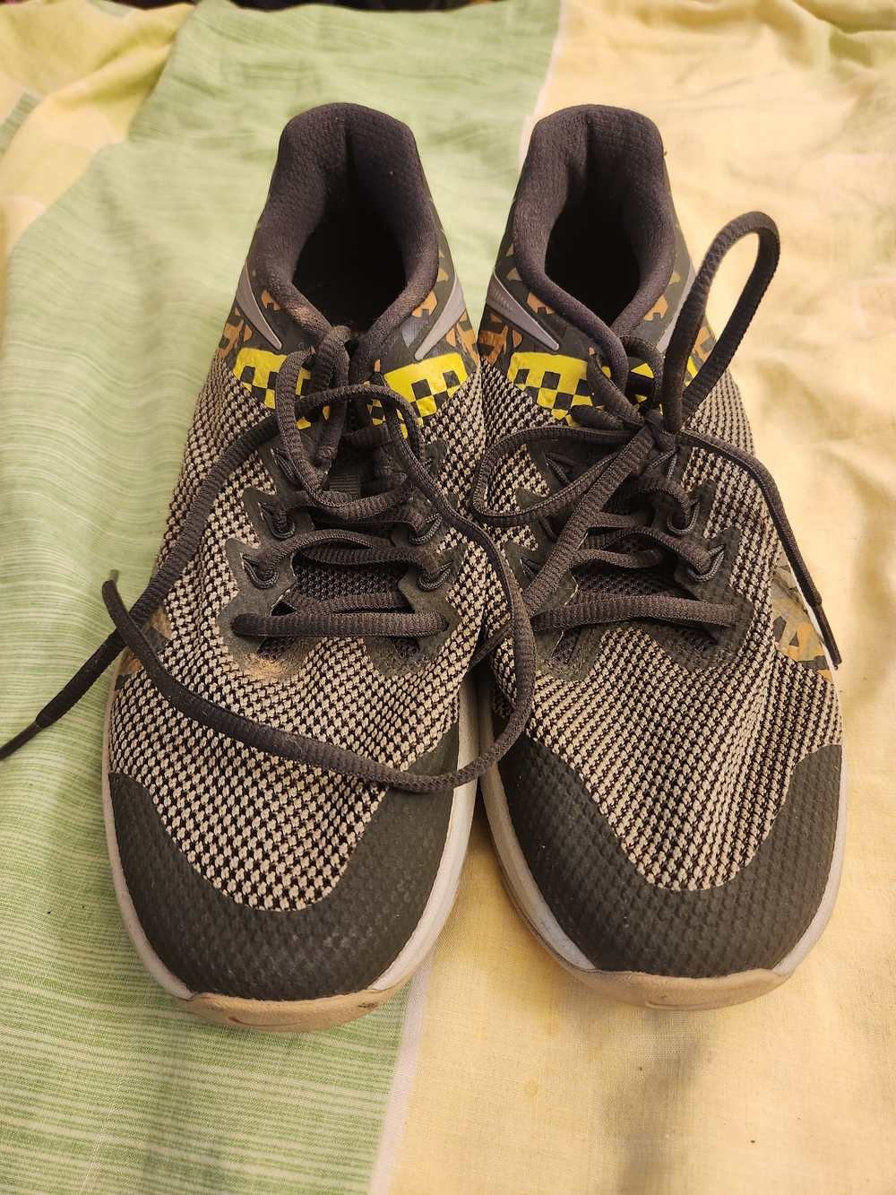 Nike Men's Black and Yellow Patterned Athletic Sneakers